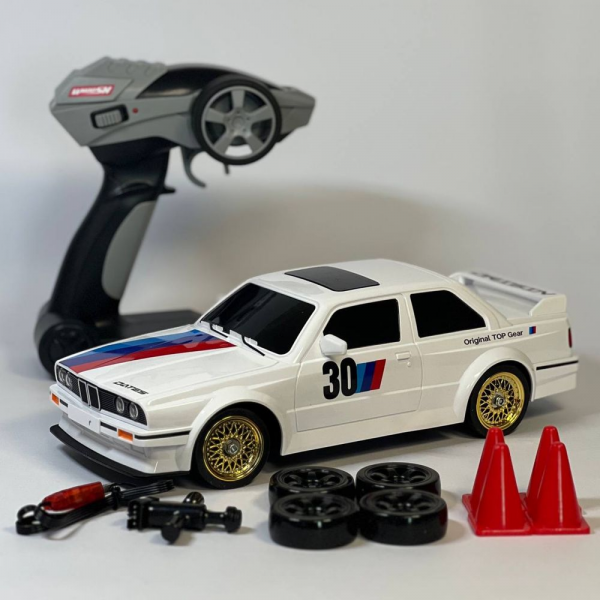 Радиоуправляемая дрифт-машина BMW E30 RC Дрифт-кар 1:16 30 км/ч 4WD с полным приводом + сменные шины